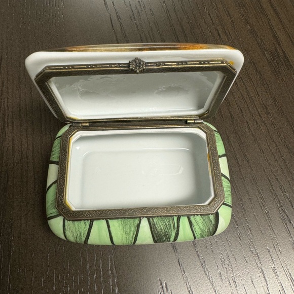 Persia Clayton Weirs Dresser Box. Licensed by Wild Wings. Hinged top. (13-O) - Picture 6 of 8